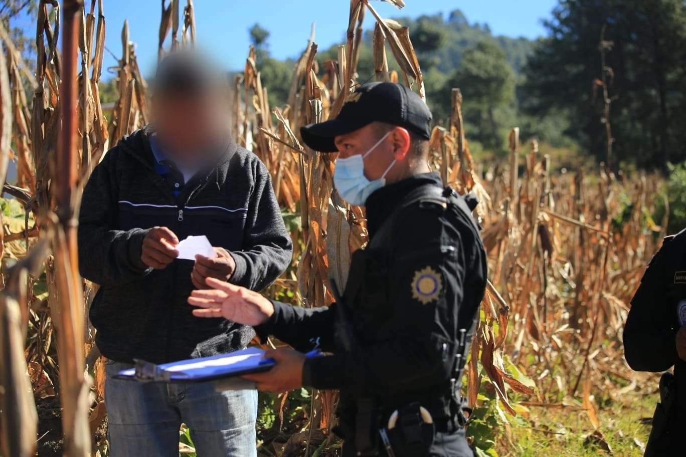 Pobladores de Nahualá arremeten contra la PNC, Ejército y fiscales del MP