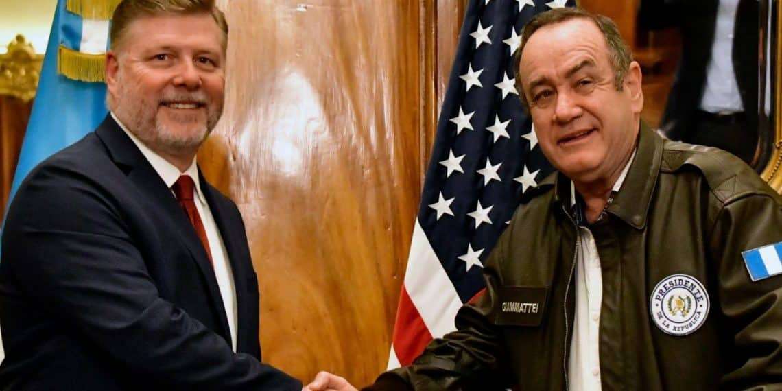 Giammattei se reunió con el congresista estadounidense Rick Crawford