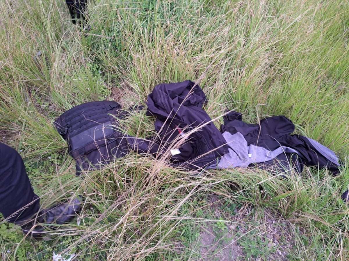Localizan armas de fuego y chalecos antibalas en terreno baldío