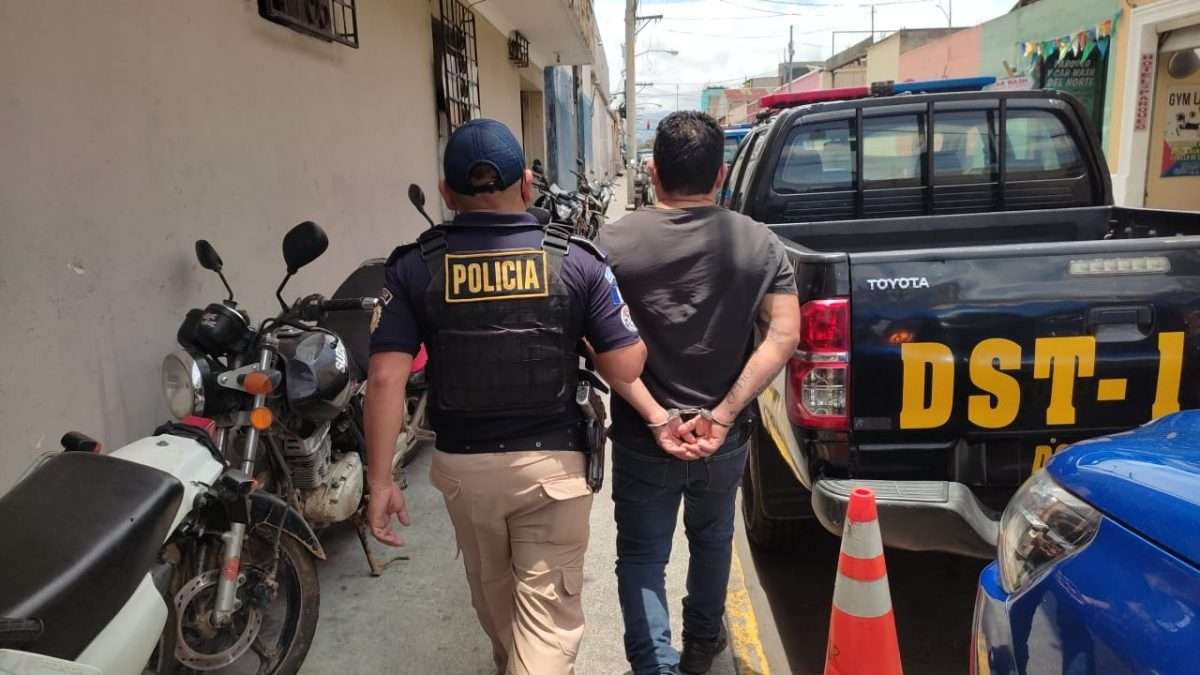 Cae supuesto falsificador de placas de vehículos y traslado de armas