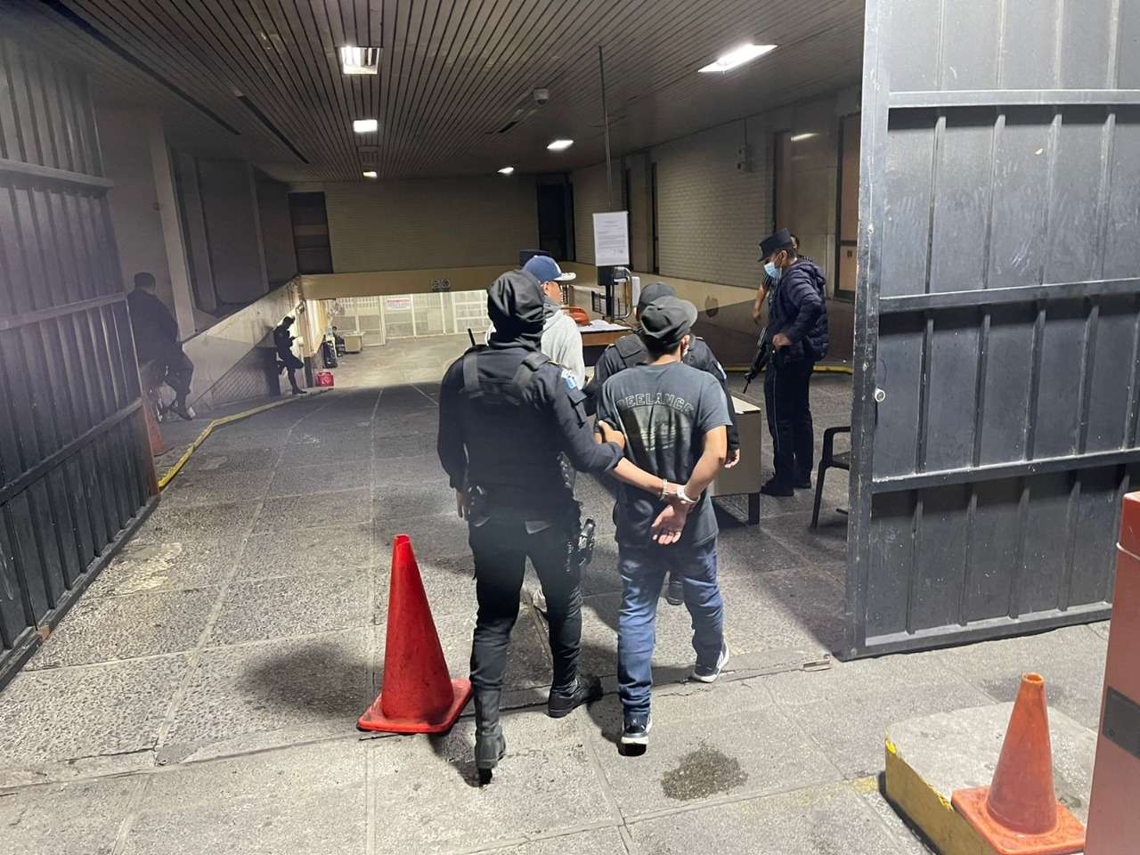 Capturan a tres con pistola de balines y celular recién robado