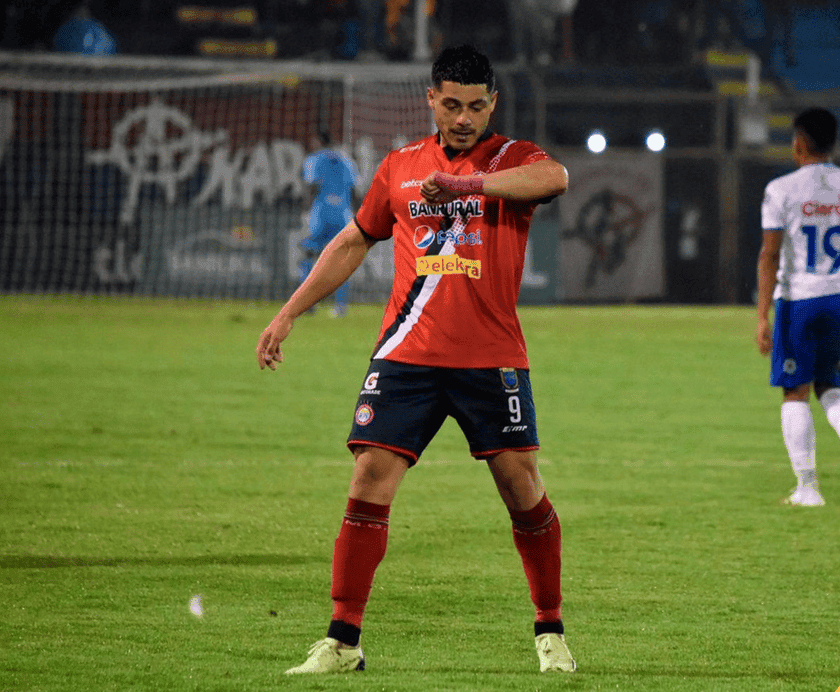 Darwin Lom con goles hace méritos para estár en Selección