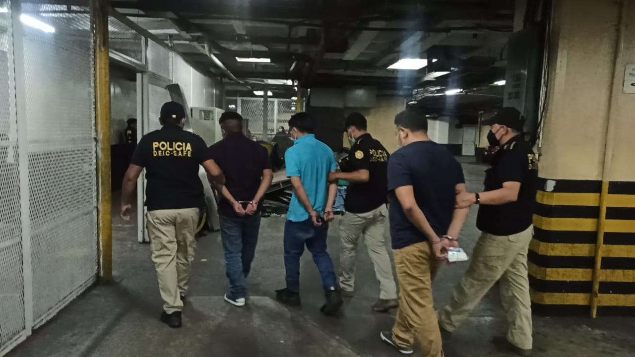 Detienen a tres deportados que tienen orden de captura