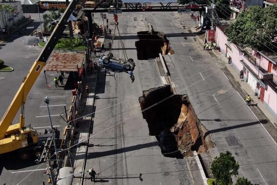 ¿Cuál es el estado de salud de quienes cayeron en el hoyo 1 y fueron rescatados?