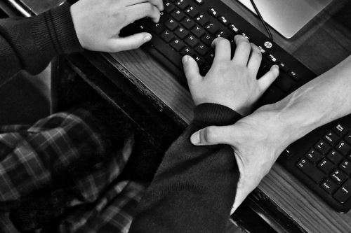 Menor viaja para reunirse con un joven que conoció en redes, pero él no existe