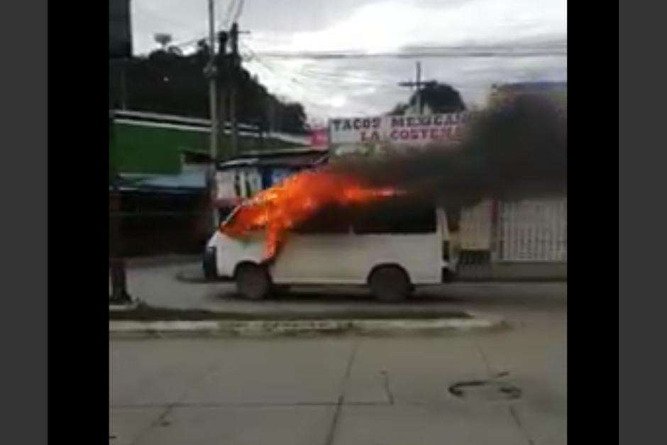 VIDEO | Microbús se prenden en llamas en la vía principal de Santo Tomás de Castilla
