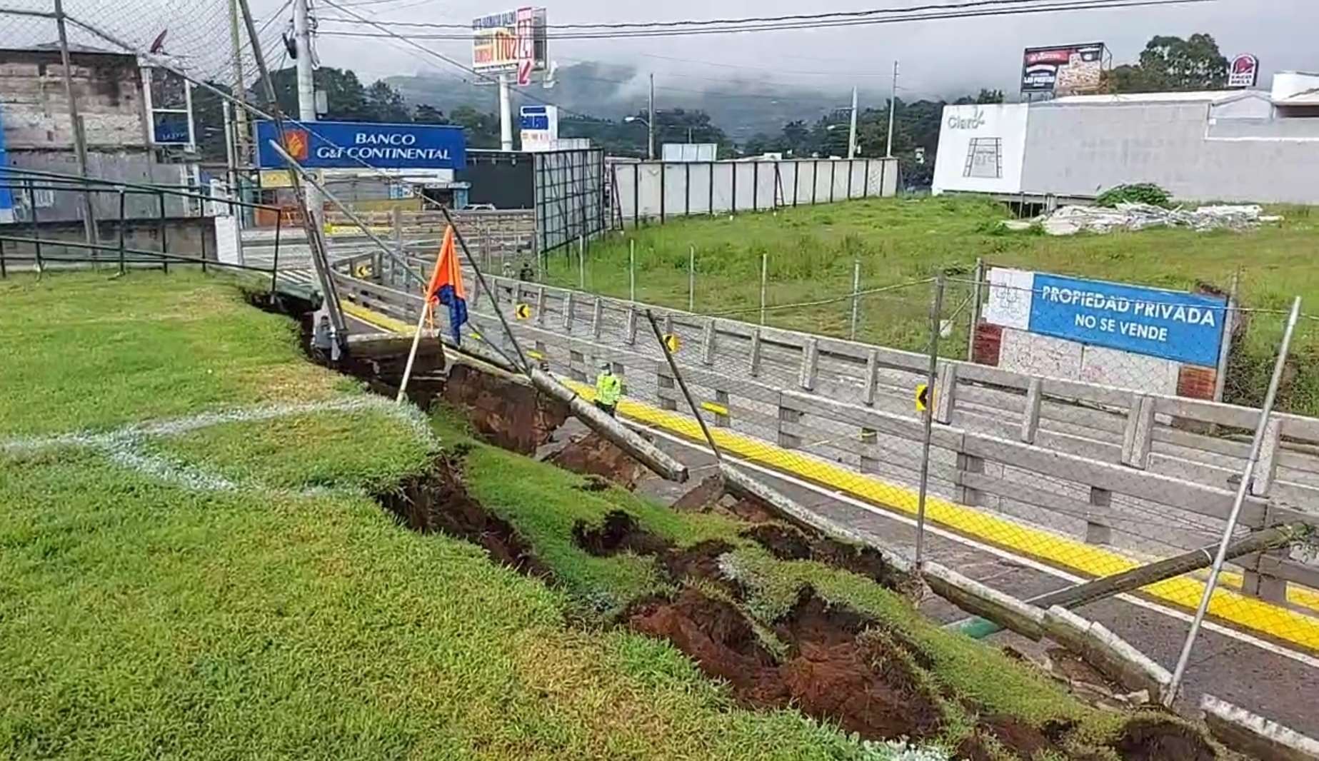 VIDEO | Estadio de San Lucas Sacatepéquez,  así colapsó pared