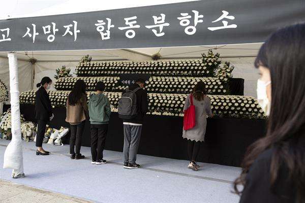 Seúl llora a las más de 150 víctimas de la tragedia de Halloween