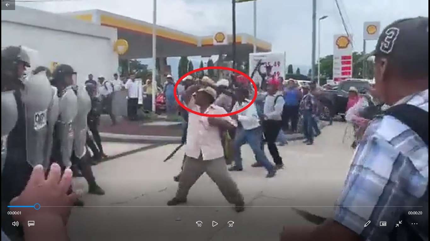 VIDEO | ¡A filo de machete!, exmilitares arremeten contra antimotines