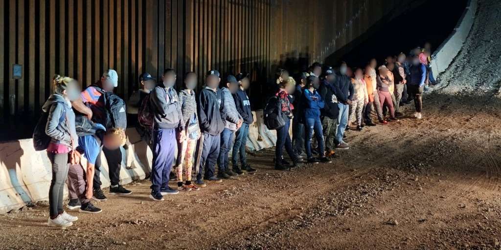 Agentes fronterizos detienen a 54 migrantes en Lukeville, Arizona, (hay 17 niños guatemaltecos)