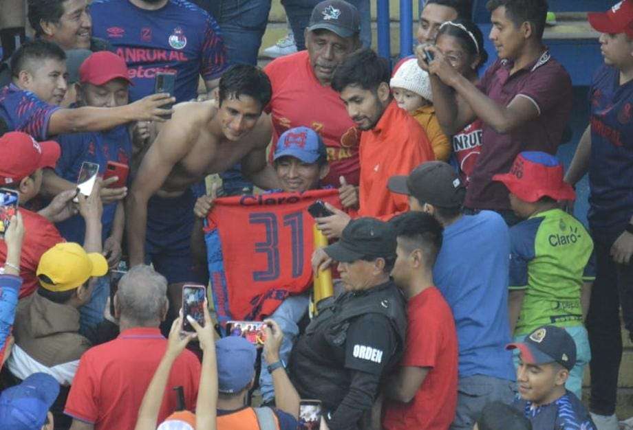 Renato Sequen, inolvidable gesto con aficionado en silla de ruedas