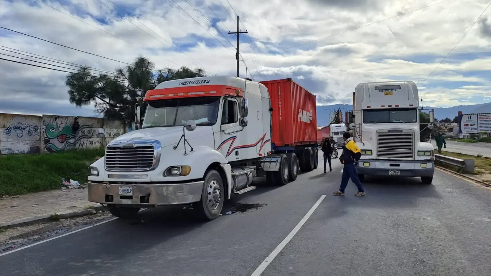 Transportistas continúan con bloqueos en varios puntos del país