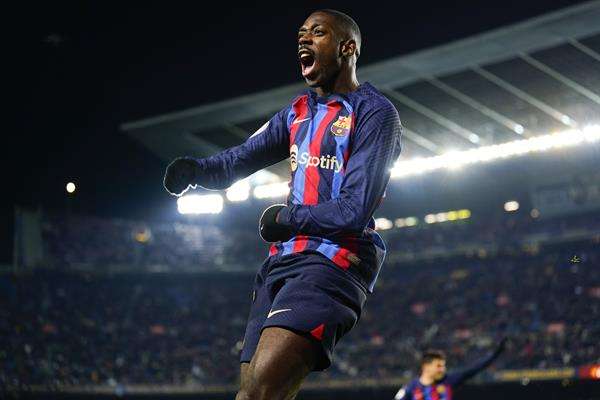 El delantero francés del FC Barcelona, Ousmane Dembélé, celebra su gol ante la Real Sociedad. EFE/ Siu Wu