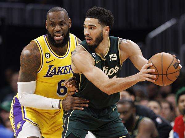 Jayson Tatum (d) de los Boston Celtics en acción frente a LeBron James (i) de Los Angeles Lakers en el TD Garden, en Boston, Massachusetts (EE.UU.), este 28 de enero de 2023. EFE/EPA/CJ Gunther