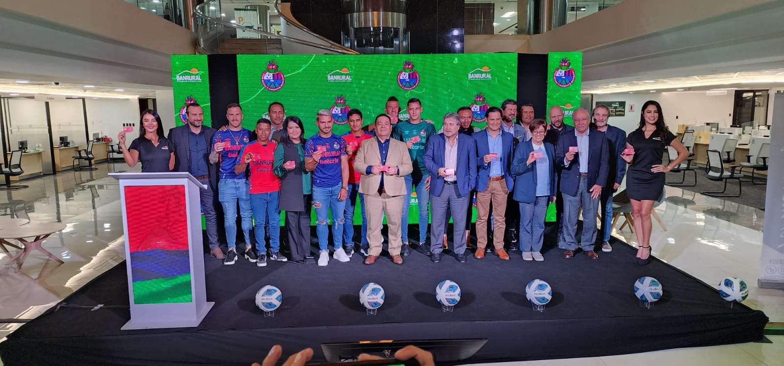 Banrural y Visa presentan tarjeta de débito Cuenta Goleadora Rojos