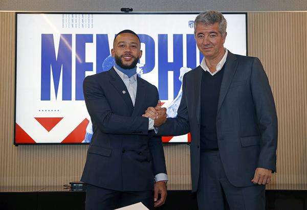 El Atlético de Madrid anunció de forma oficial el fichaje del delantero Memphis Depay por dos temporadas y media, hasta el 30 de junio de 2025, después del acuerdo para su traspaso alcanzado el pasado miércoles con el Barcelona, y estará a disposición de Diego Simeone ya para su debut este sábado frente al Valladolid en el estadio Metropolitano. EFE/ Atlético de Madrid