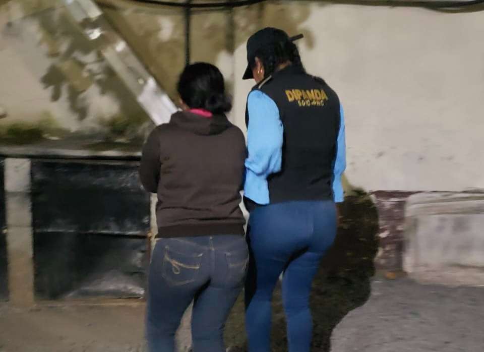 mujer extorsión