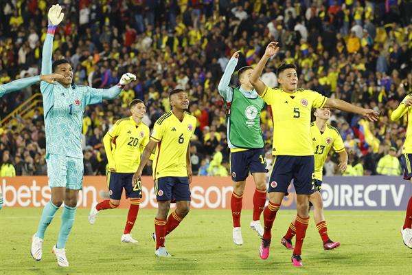 Jugadores de Colombia celebran al vencer a Ecuador en un partido de la fase final del Campeonato Sudamericano Sub'20 entre las selecciones de Colombia y Ecuador en el estadio El Campín en Bogotá (Colombia). EFE/ Mauricio Dueñas Castañeda