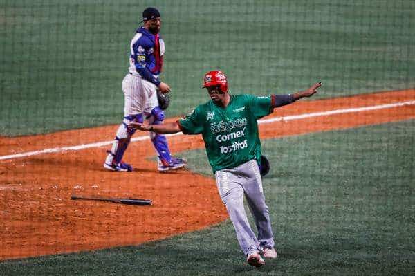 Reinaldo Rodríguez de Los Cañeros de Los Mochis de México celebra una carrera contra Los Leones del Caracas de Venezuela, ayer, durante un juego de la quinta jornada de la Serie del Caribe 2023 en Caracas (Venezuela). EFE/ Miguel Gutiérrez