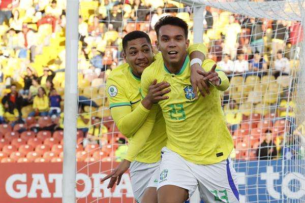 Giovane Santana (d) de Brasil celebra un gol hoy, en un partido de la fase final del Campeonato Sudamericano Sub'20 entre las selecciones de Paraguay y Brasil en el estadio El Campín en Bogotá (Colombia). EFE/ Mauricio Dueñas Castañeda