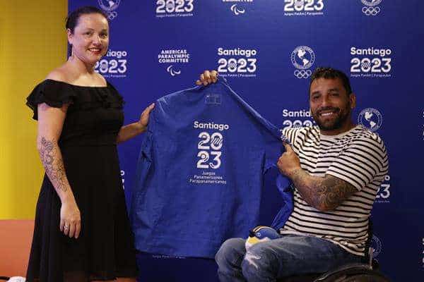 La directora ejecutiva de la Corporación Santiago 2023, Gianna Cunazza (i), junto al deportista Paralimpico Robinson Méndez, participan en la presentación de embajadores de los juegos Panamericanos y Parapanamericanos 2023, hoy en Santiago (Chile). EFE/Elvis González