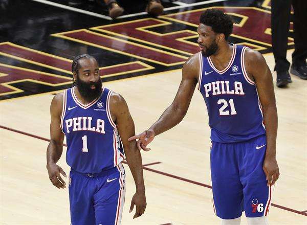 El centro de los Philadelphia 76ers, Joel Embiid, de Camerún (d), en una imagen de archivo. EFE/ David Maxwell