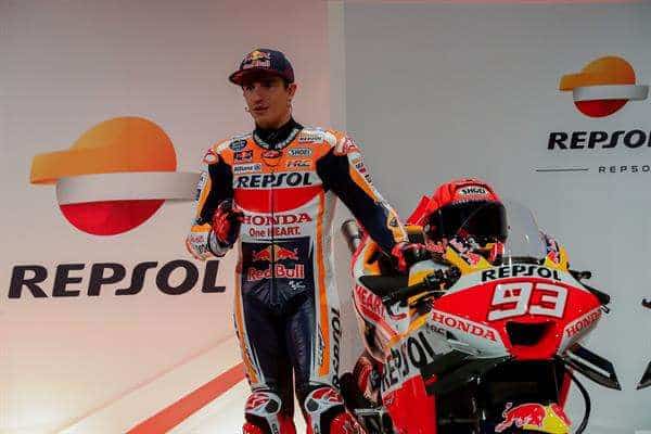 El piloto español de MotoGP Marc Márquez, junto a su moto, durante la presentación oficial del equipo Repsol Honda para el campeonato del mundo de MotoGP de 2023 en Madrid. EFE/ Eduardo Oyana