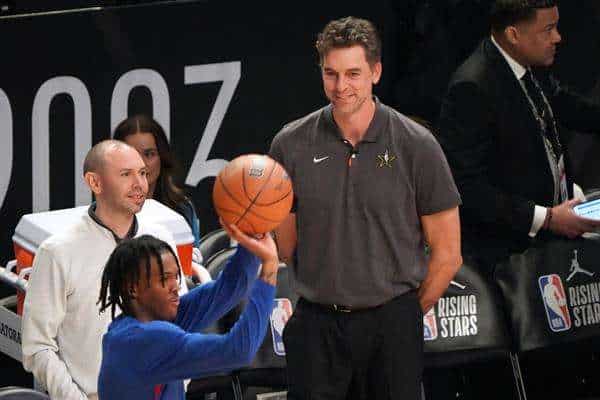 Pau Gasol, entrenador del Team Pau, presencia los calentamientos previos al minitorneo Jordan Rising Stars durante el NBA All-Star 2023. EFE/GEORGE FREY
