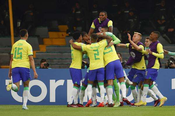 Jugadores de Brasil celebran un gol de Vitor Roque en un partido de la fase final del Campeonato Sudamericano Sub'20 entre las selecciones de Brasil y Ecuador en el estadio El Campín en Bogotá (Colombia). EFE/ Mauricio Dueñas Castañeda