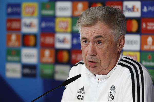El entrenador italiano del Real Madrid Carlo Ancelotti durante la rueda de prensa posterior al entrenamiento que el equipo ha llevado a cabo en la Ciudad Deportiva de Valdebebas, previa al partido de Liga de Campeones que disputarán ante el Liverpool en el estadio Santiago Bernabéu de Madrid. EFE/ J.J.Guillen