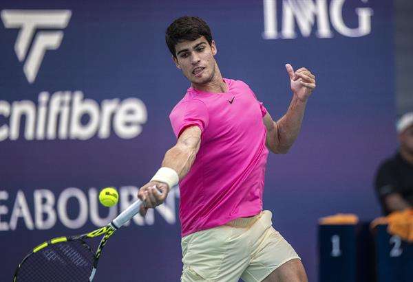 El español Carlos Alcaraz frente a Tommy Paul en el Miami 2023, este 28 de marzo de 2023. EFE/EPA/Cristóbal Herrera Ulashkevich