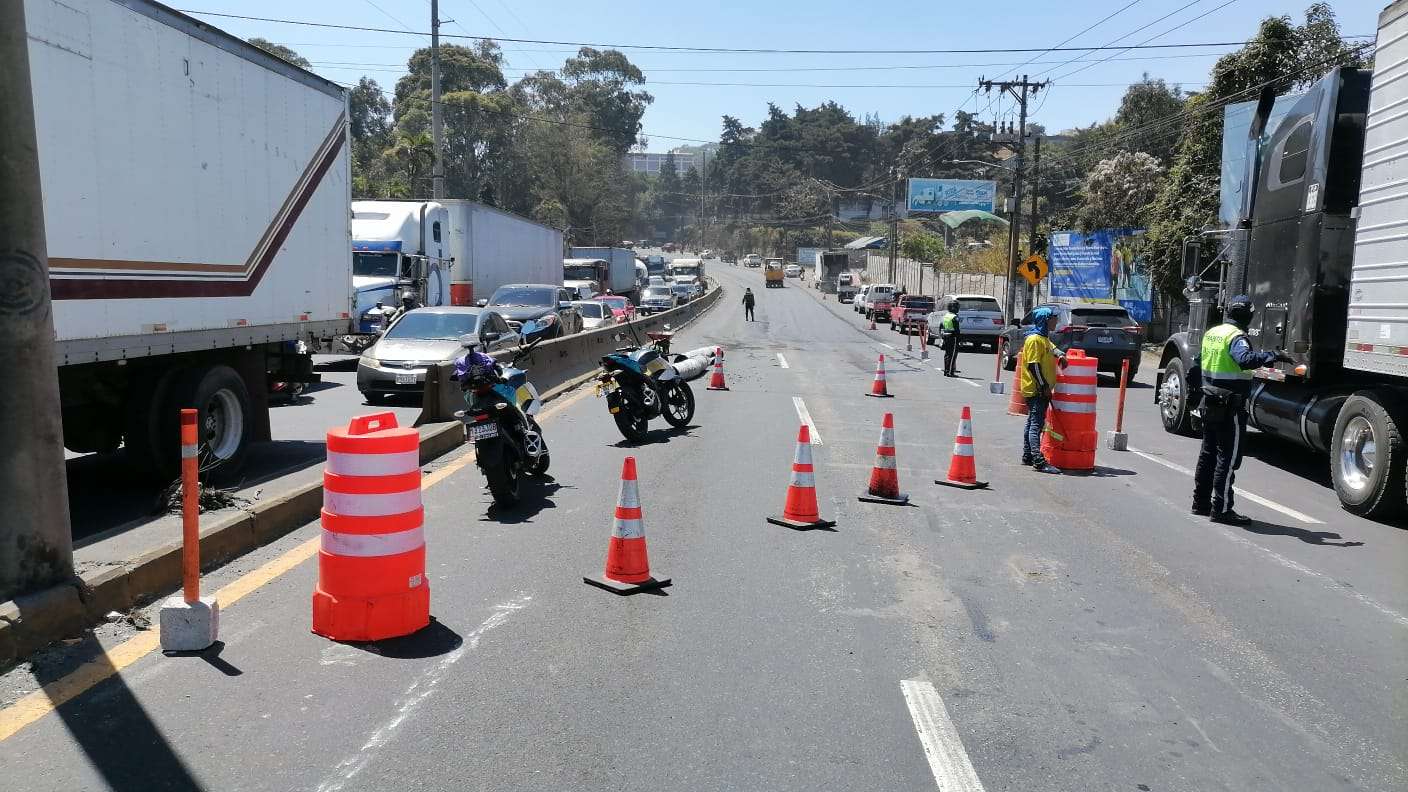 Decenas de conductores están reportando que llevan horas intentado llegar áreas del Sur, con dirección al Pacífico, pero que el tráfico sobrepasa la avenida Bolivar.