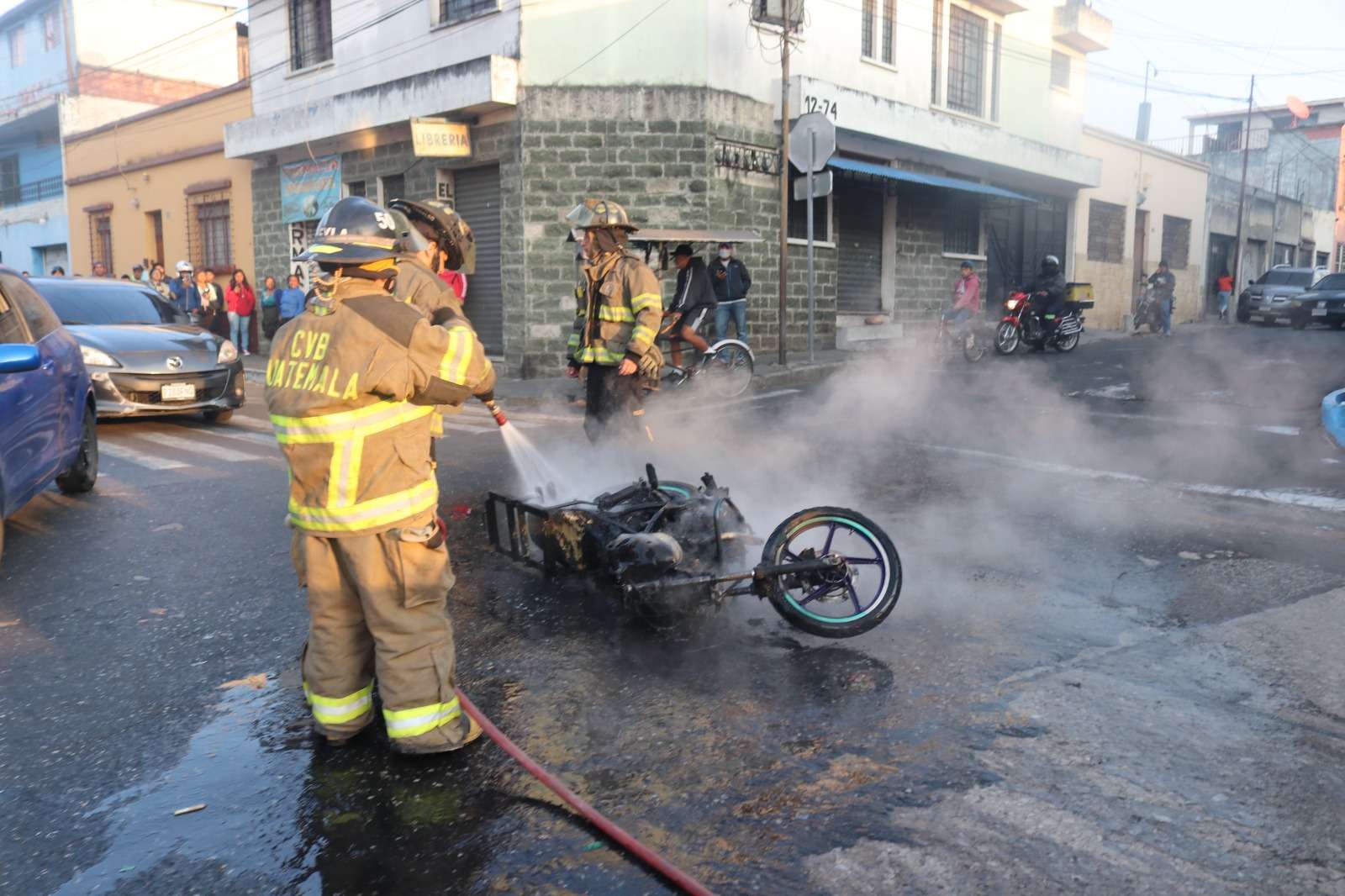Motorista colisionó y luego motocicleta se incendió