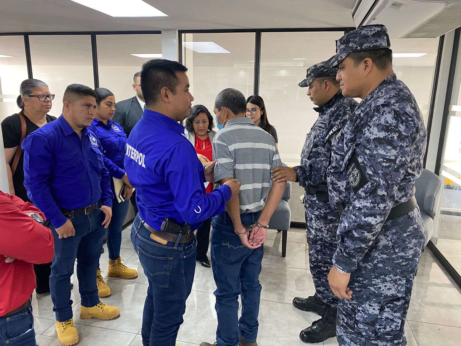 El Salvador expulsa a Guatemalteco buscado por Interpol