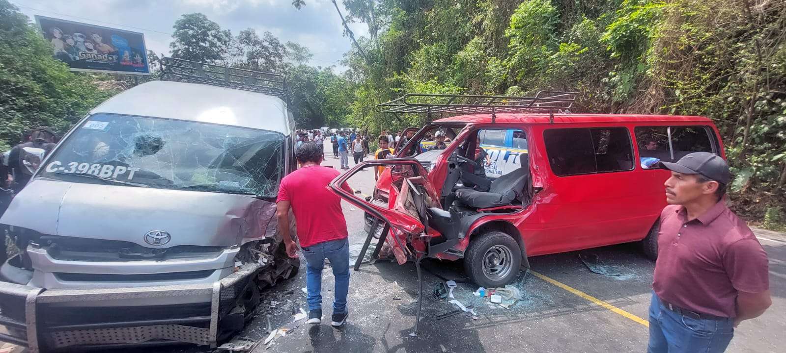 Choque frontal entre dos microbuses deja varios heridos dentro de ellos tres niños
