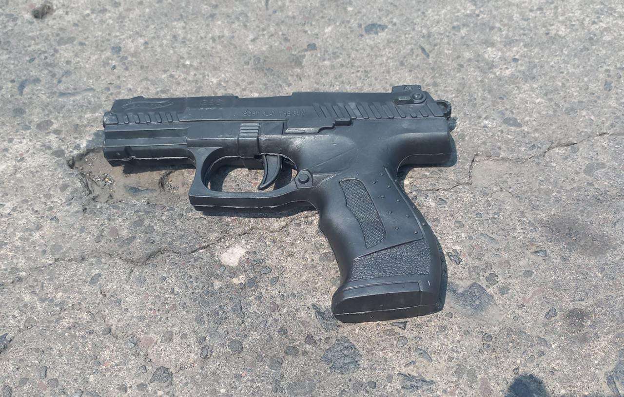 Asaltaban a pasajeros de un bus con pistolas de juguete y fueron descubiertos