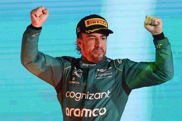 El piloto español Fernando Alonso, de Aston Martin, celebra en el podio su tercer puesto en el Gran Premio de Baréin de Fórmula Uno. EFE/Ali Haider