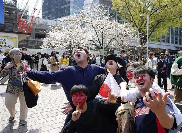 Los aficionados de Japón celebraron este miércoles extasiados la victoria de su país frente a Estados Unidos en el V Clásico Mundial de Béisbol, donde se convirtieron en tricampeones en una final disputada en el LoanDepot Park de Miami (EE.UU). Miles de aficionados celebraron hoy esta victoria que se dio a conocer alrededor de las 13:00 hora japonesa (4 de la madrugada GMT) y salieron a las calles a festejar y comprar las tiradas especiales de los principales diarios, algo que es muy frecuente durante eventos deportivos o hechos históricos en el país asiático. "¡Felicidades a Japón por la victoria! Mi corazón estaba latiendo con fuerza", decía un usuario japonés en su cuenta de Twitter con la etiqueta "Japón ganador" y la bandera del país, un "hashtag" que tenía más de 150.000 mensajes hoy. Los nipones festejaron así la victoria de sus "Samuráis", apodo cariñoso que le dan al equipo nacional de béisbol, con aficionados visiblemente emocionados en bares y otros establecimientos donde se estaba retransmitiendo el encuentro, ya que algunas empresas habían dado unas horas libres a sus trabajadores para poder verlo. Las redes también se llenaron de comentarios de agradecimiento a la principal estrella del equipo, Shohei Ohtani, quien le dio el último out a Japón soltando un desconcertante 'sweeper', uno de esos lanzamientos venenosos con acentuada caída lateral que comenzó a estar de moda el año pasado entre los píchers de las Grandes Ligas. El jardinero Mike Trout, compañero de Ohtani en los Angels, no alcanzó a advertir el efecto que tomó esa bola muy cerca del área de lanzamiento. El 'sweeper' de Ohtani viajó a 87,2 millas por hora, poco más de 140 kilómetros por hora, y dejó abanicando a Trout, que minutos antes había visto a los nipones poner fuera de circulación con doble matanza a Jeff McNeil y Mookie Betts. "Es verdad que admiro a Trout, pero no hay nadie a quien admire más que a Ohtani" decía otro aficionado japonés en redes sociales, que también se llenaron de vídeos de celebración y entrevistas a la estrella. Casi medio país se puso frente a los televisores durante cada juego de los Samuráis este torneo, según las mediciones de audiencia. En cifras, unos 62,5 millones de los 125 millones de habitantes que tiene el país siguieron religiosamente a su selección. Ohtani, quien cumplirá 29 años el 5 de julio, fue además proclamado como el mejor jugador del Clásico Mundial de Béisbol 2023. El lanzador y bateador de 1,93 metros de altura, que lleva el número 16 en la espalda, se unió en la selecta galería a su compatriota, el pícher Daisuke Matsuzaka, el único que ha repetido como Jugador Más Valioso, y responsable de los títulos de Japón en 2006 y 2009. Otra de las figuras destacadas del encuentro fue Yu Darvish, quien también fue objeto de halagos en redes sociales. "Ohtani recibirá todos los aplausos, pero no se ha hablado lo suficiente sobre el liderazgo del veterano Yu Darvish, tanto dentro como fuera del campo. Él es el verdadero MVP (jugador más valioso) para Japón", dijo a EFE Kai Iizuka, residente en Tokio y aficionado a este deporte quien pudo seguir el encuentro hoy desde su oficina. La victoria permitió a Japón conquistar invicto el V Clásico Mundial de Béisbol y convertirse en tricampeón en la final disputada en Miami. Hace 10 años, República Dominicana ganó el Clásico de manera invicta y este martes la selección japonesa igualó la hazaña al terminar esta edición con marca de 7-0. Los japoneses se proclamaron campeones en las primeras dos ediciones del Clásico Mundial en 2006 y 2009. Estados Unidos lo hizo en la última, disputada en 2017.
