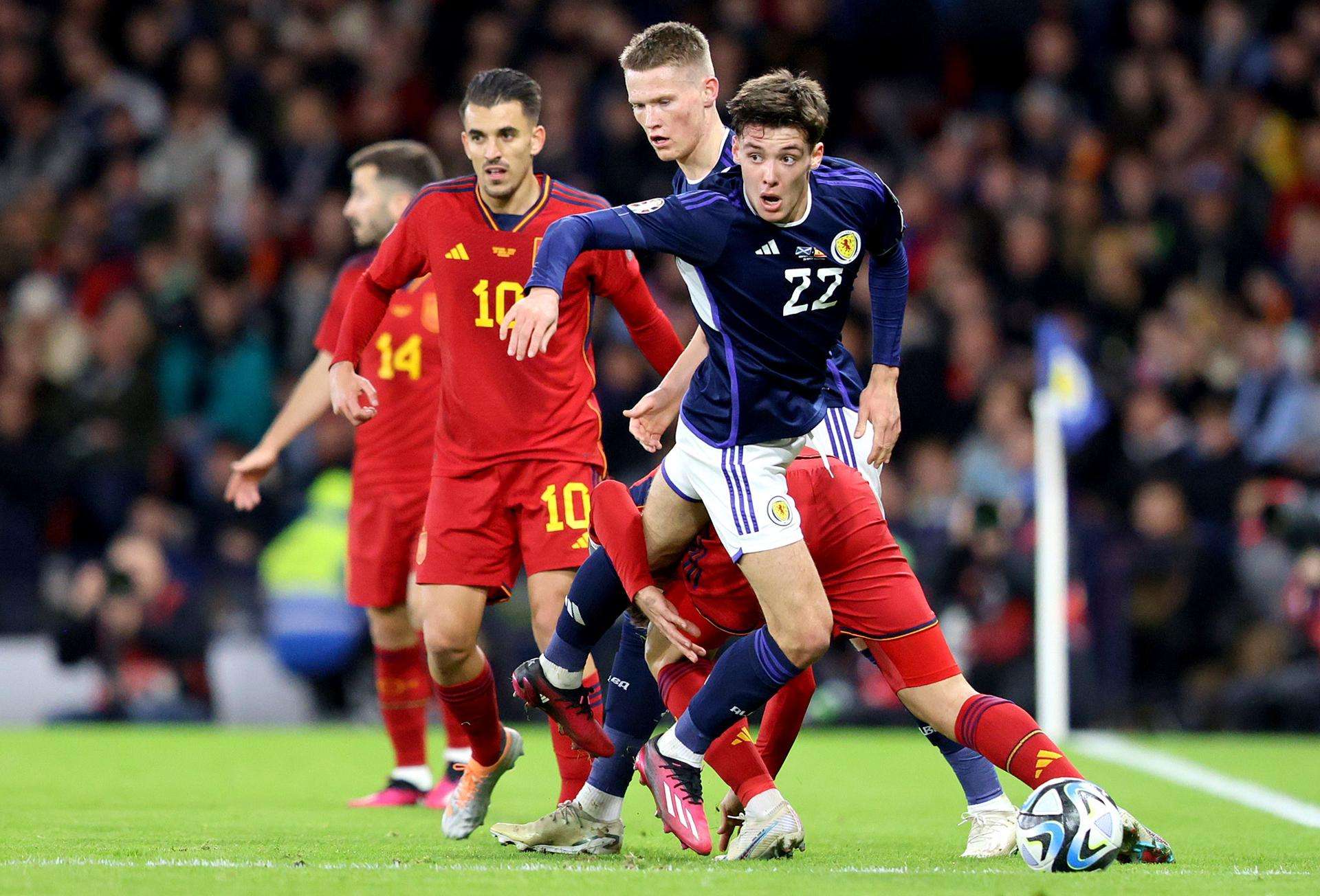 España naufraga en Escocia (2-0)