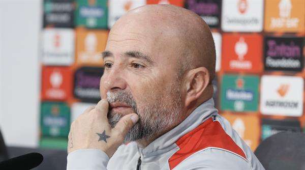 El entrenador del Sevilla, el argentino Jorge Sampaoli, en rueda de prensa tras el entrenamiento realizado con su plantilla previo al partido de ida de los octavos de final de la Liga Europa ante el Fenerbahçe de Estambul que disputarán en el estadio Sánchez Pizjuán de la capital hispalense. EFE/José Manuel Vidal