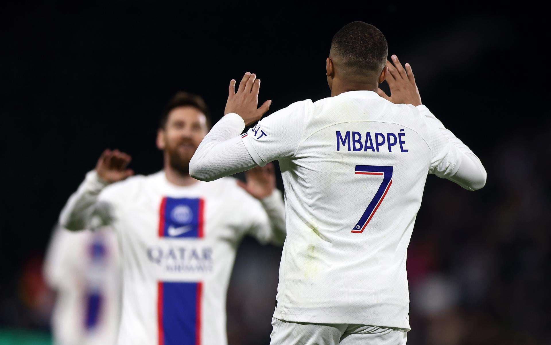 PSG Messi dirige, Mbappe sentencia