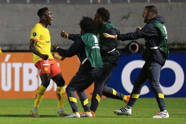 Erick Castillo (i) de Aucas celebra un gol hoy, en un partido de la fase de grupos de la Copa Libertadores entre Aucas y Flamengo en el estadio Chillogallo in Quito (Ecuador). EFE/ José Jácome