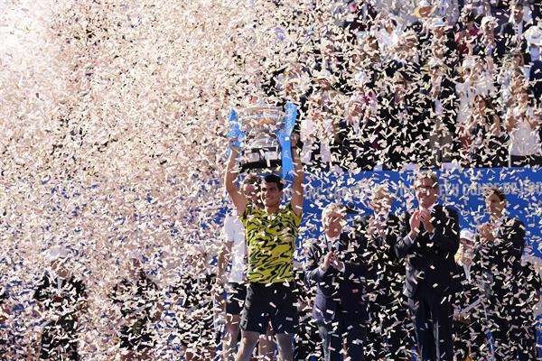 El tenista español Carlos Alcaraz celebra su victoria en la final del Godó (Barcelona Open Banc Sabadell-Trofeo Conde de Godó 2023 que ha disputado contra griego Stefanos Tsitsipas en Barcelona.EFE/ Alejandro Garcia