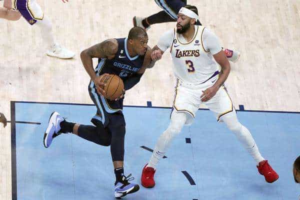 Anthony Davis (d) de Los Angeles Lakers disputa el balón con Xavier Tillman Sr. (i) de los Memphis Grizzlies, en la primera mitad del juego hoy, en el FedEx Forum en Memphis, Tennessee (EE. UU.). EFE/ Karen Pulfer Focht