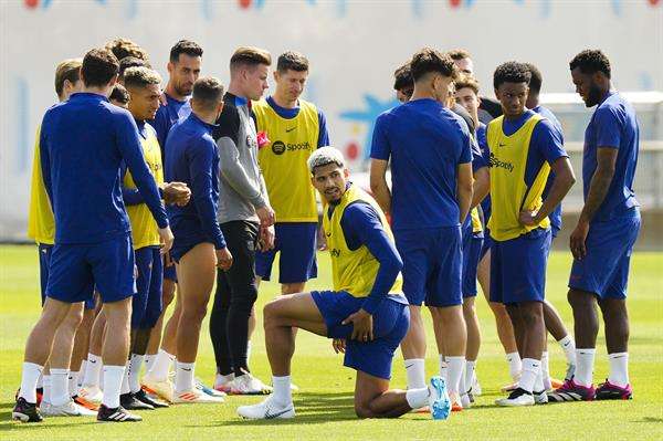 Los jugadores del FC Barcelona durante el entrenamiento que el equipo azulgrana ha realizado en la ciudad deportiva Joan Gamper previo al partido de LaLiga que disputarán contra el Rayo Vallecano. EFE/Enric Fontcuberta.