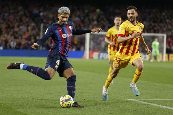 El defensa uruguayo del FC Barcelona Ronald Araújo disputa un balón con Iván Martín, centrocampista del Girona, durante el partido de fútbol de la jornada 28 de LaLiga que FC Barcelona y Girona FC juegan en el Camp Nou. EFE/Toni Albir