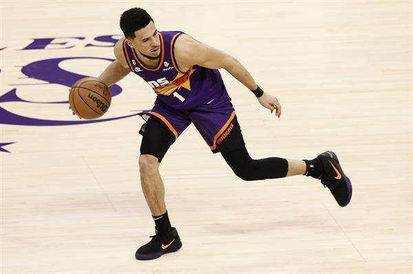 El escolta de los Suns, Devin Booker, en una fotografía de archivo. EFE/EPA/ETIENNE LAURENT
