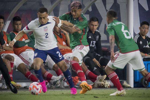 Julian Araujo (C) y Erick Sanchez (D) de México contra Sergino Dest de EE.UU., este 19 de abril de 2023. EFE/EPA/Rick D'Elia