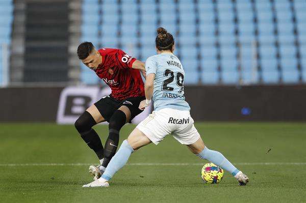 El centrocampista del Celta de Vigo Miguel Rodríguez (d) pugna por un balón con el sueco Dennis Hadzikadunic, del Mallorca, durante el partido de LaLiga en Primera División en el estadio de Balaídos. EFE/ Salvador Sas