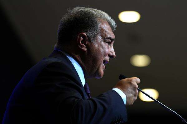 El presidente del FC Barcelona, Joan Laporta, durante la comparecencia que protagoniza para informar de los resultados de la investigación interna llevada a cabo por la entidad azulgrana en relación al caso Negreira. EFE/Alejandro Garcia